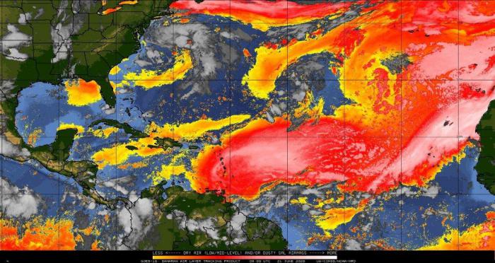 La imagen satelital del domingo 21 de junio muestra la extensa nube de polvo del Sahara cubriendo ya el arco de las Antillas Menores y avanzando por el mar Caribe oriental. 