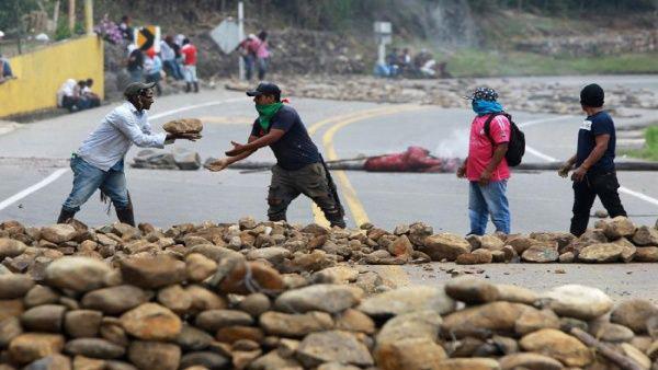 En Colombia construyen barricadas para protestar en contra de la judicialización de los líderes sociales. Foto: EFE