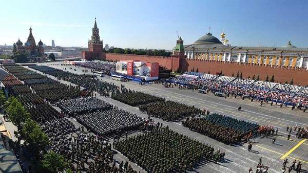 El desfile contó con la participación de 63 mil militares y más de 2.400 equipos de guerra, incluidos blindados y aparatos aéreos y unidades navales.