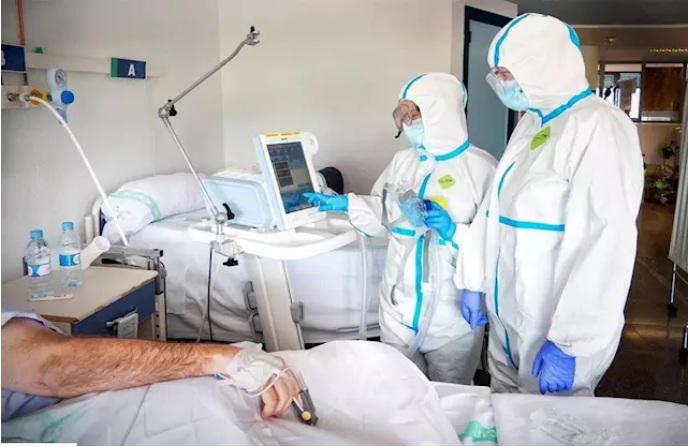 Médicos tratando a un paciente con COVID-19