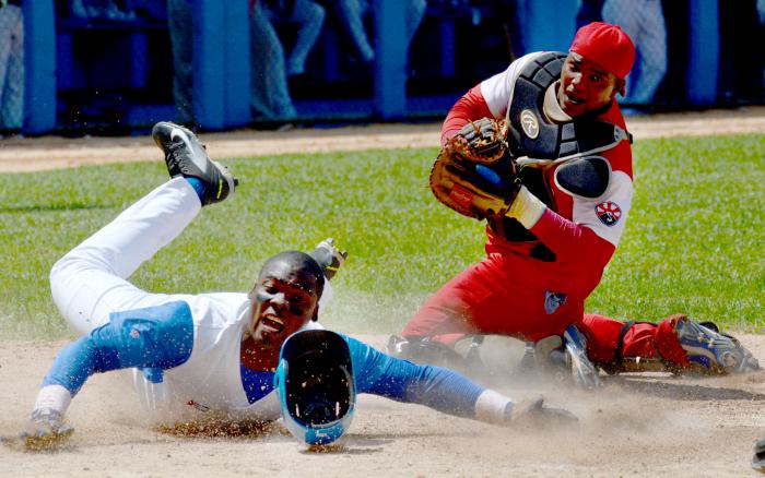 Beisbol Serie 58 IND vs Santiago D Cuba Jugada en Home para ilustrar