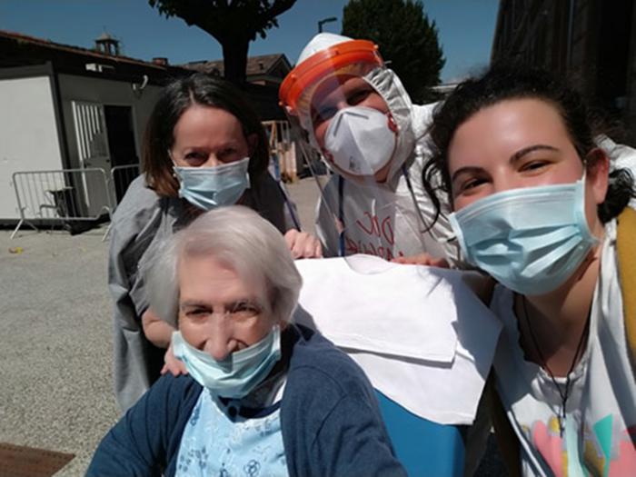 A ellas y a una anciana de 94 años, que ya tiene un tampón negativo, el doctor cubano Miguel Acebo (encapuchado) las lleva a tomar el sol por la puerta del fondo que nadie usa, por donde nadie pasa. 