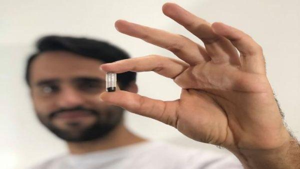 Cada mini cápsula genera mosquitos machos modificados que se dispersan para que se apareen al menos con la mitad de las hembras.