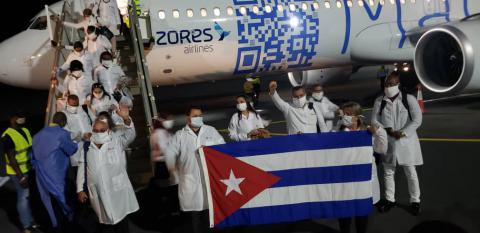 Los ocho médicos, 10 enfermeras y enfermeros de cuidados intensivos, dos técnicos de laboratorio, un técnico en electromedicina, un logístico y un líder de equipo forman parte de la 36ª brigada internacionalista cubana
