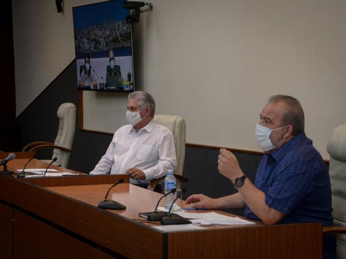 Ante la presencia del Presidente Miguel Díaz-Canel Bermúdez, el primer ministro Manuel Marrero Cruz insistió en la sistematicidad y la profundidad en las pesquisas, para poder detectar cualquier problema a tiempo. Foto: Estudios Revolución
