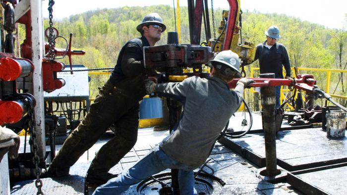Trabajadores de Chesapeake Energy en un sitio del pozo de gas natural cerca de Burlington (Pensilvania, EE.UU.) Foto: AP