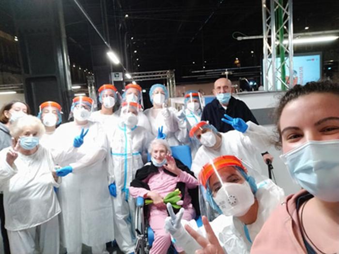 Pacientes «amotinados» dicen adiós a los médicos cubanos. Foto del autor