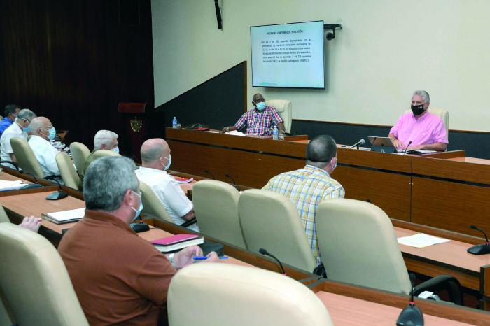 El presidente Miguel Díaz-Canel Bermúdez consideró que en las zonas más complicadas de la capital debe aplicarse, incluso, la cuarentena total, como si estuviéramos en la peor etapa de la epidemia y así cortar la transmisión de la enfermedad. 