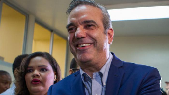 Luis Abinader ganó con más del 52 % de los votos escrutados. 