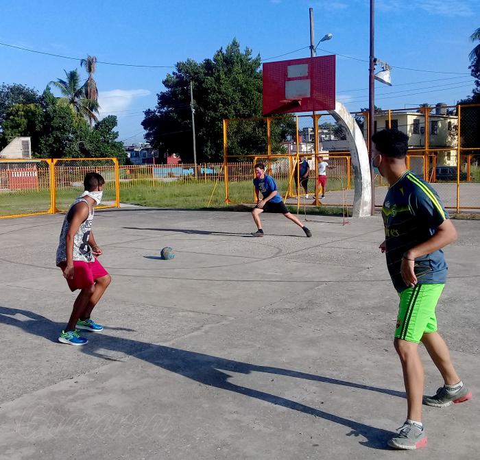 El terreno de baloncesto, con sus aros restablecidos, también es empleado en la práctica del fútbol sala. Foto de Alfonso Nacianceno