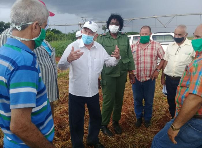 «El abastecimiento de La Habana requiere de alternativas por ser una gran ciudad», expresó el Segundo Secretario en Mayabeque, donde estuvo acompañado por Yanina de la Nuez, presidenta del Consejo de Defensa Provincial. Foto: Yensy Rivera 