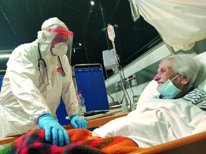 El doctor Miguel Acebo atiende a Giovanna.