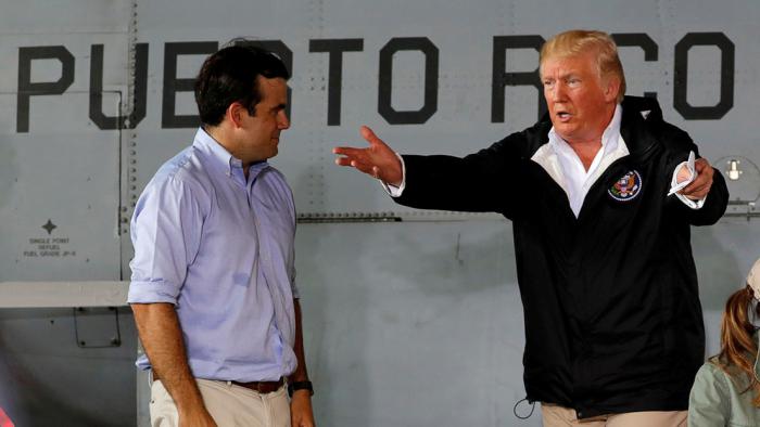 Donald Trump y Ricardo Rosselló, gobernador de Puerto Rico, durante una reunión en Carolina (Puerto Rico, EE.UU.), el 3 de octubre de 2017.