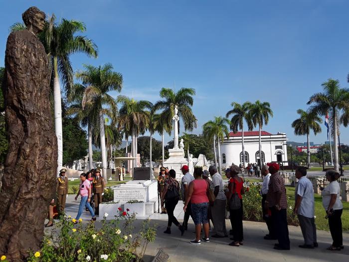 En ese sagrado sitio, reservado en el cementerio patrimonial Santa Ifigenia a los fundadores de la nación también se encuentra Mariana Grajales, la madre de la patria. 