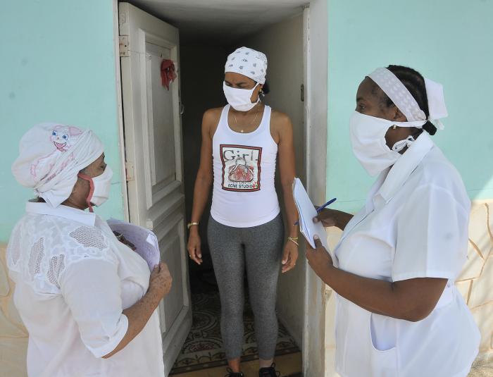 Proteccion contra el coronavirus , visita del personal medico a la poblacion