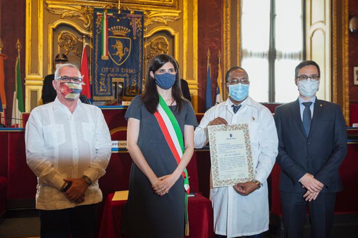 El doctor Julio Guerra Izquierdo recibió la condición de Ciudadano Honorario de Turín, a nombre de 
la Brigada Henry Reeve. 
