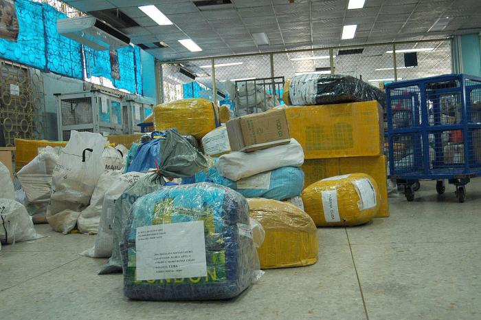 Trabajo con Correos de Cuba por las quejas de la poblacion de perdidas de bultos o paquetes en viados del extranjero y atraso en la entrega de estos 
Foto: Ismael Batista 15/09/2009
Core0039