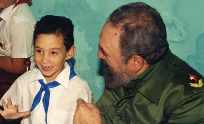  «Para Elián, el mejor libro que se ha escrito para un niño…», así comenzó Fidel la dedicatoria del ejemplar de La edad de oro que le regalara, el 14 de julio del año 2000, en el primer encuentro que sostuvieran hace 20 años, después de la larga batalla por el regreso del pequeño a su Patria. 