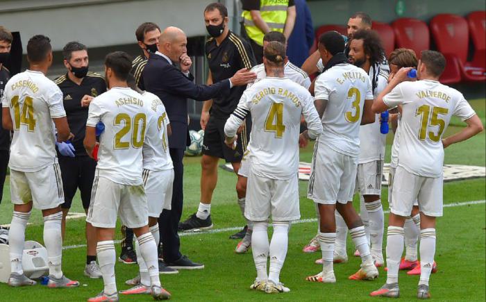 Zinedine Zidane (centro) puede ganar otro título con el Real Madrid