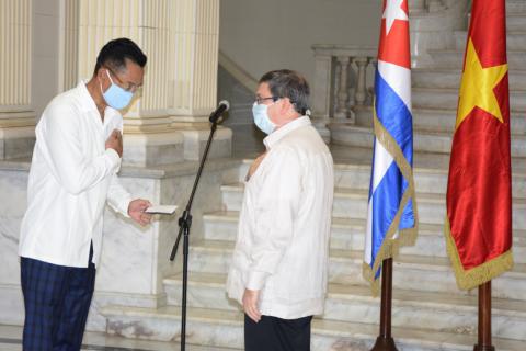La distinción le fue impuesta al diplomático en reconocimiento a su contribución al fortalecimiento en lazos de amistad y solidaridad entre Cuba y Vietnam