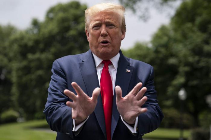 La misma obstinación irracional de los negadores de Darwin reaparece en la actitud despectiva de Trump hacia la ciencia y los científicos y en su errática y criminal respuesta a la pandemia. 