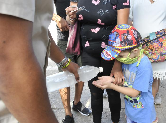 Jardin Zoológico de la Habana, control sanitario lavado de mano en la entrada del parque.