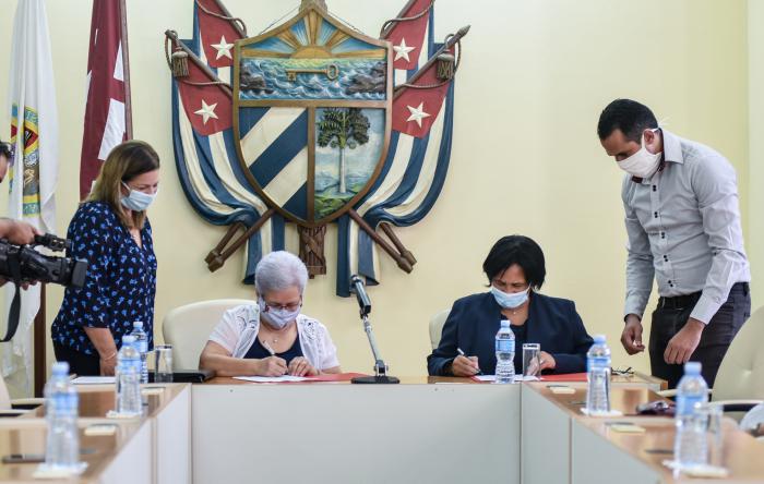 La doctora Miriam Nicado García, miembro del Buró Político del Partido y rectora de la casa de altos estudios, y Gladys María Bejarano Portela, miembro del Comité Central del Partido y contralora general de la República, firmaron el convenio de colaboración