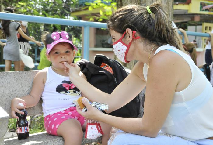 Jardin Zoológico de la Habana,niña disfrutando de un rico mini cake.