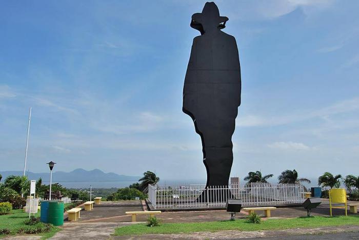 Estatua del General Augusto César Sandino, Héroe Nacional de la República de Nicaragua, que asombró al mundo derrotando a los marines yanquis.