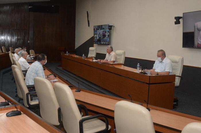 El Presidente cubano insistió en la necesidad de que la población comprenda los beneficios de continuar usando en diversos espacios el nasobuco, aun cuando la tercera fase permite cierta flexibilidad en ese sentido. 