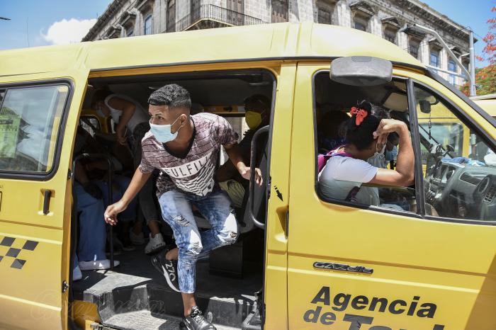 Una aplicación para los clientes de las gazellas será dada a conocer próximamente, la cual les permitirá conocer los recorridos de las rutas y los precios, así como la ubicación, en tiempo real, de los vehículos más cercanos. Foto: Ariel Cecilio Lemus