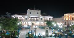 La iluminación monumental resalta el Ayuntamiento desde donde Fidel proclamara el triunfo de la Revolución. 