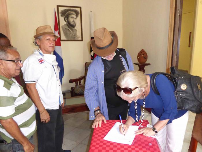 Regina Balaguer, directora del Ballet de Camagüey, suscribe el mensaje de los intelectuales cubanos junto a otros artistas y escritores camagüeyanos. 