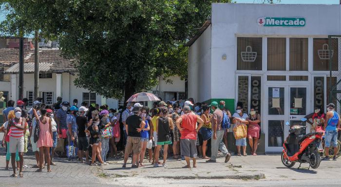 Colas en instalaciones de servicio, CUPET 100 y 51 Marianao