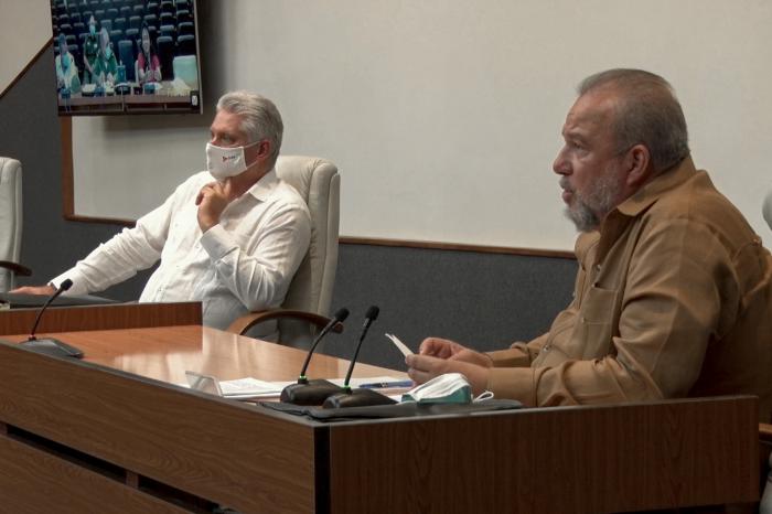 El primer ministro Manuel Marrero Cruz señaló que donde se decida aplicar cuarentena, hay que hacerlo con el rigor que esta decisión conlleva; «tenemos que ser en eso muy estrictos», afirmó. Foto: Estudios Revolución