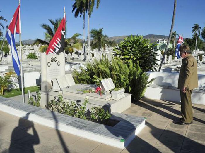 El General de Ejército Raúl Castro Ruz rinde tributo a Frank País, ante su tumba. 