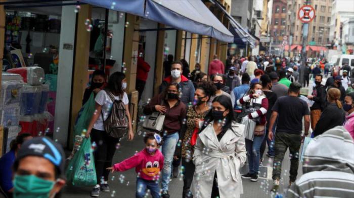 Multitud paseando en una popular calle comercial en pleno brote del coronavirus en Sao Paulo (Brasil), 15 de Julio 15 de 2020. 
