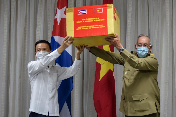 Acto de agradecimiento por los donativos recibidos desde la patria de Ho Chi Min al pueblo de Cuba, presiden General de cuerpo de ejército Ramón Espinosa Martín (D), Héroe de la República de Cuba, miembro del Buró Político del Comité Central del Partido Comunista de Cuba y Viceministro de las Fuerzas Armadas Revolucionarias, Do Dinh Truong (I), encargado de Negocios, ministro Consejero de la Embajada de Vietnam en Cuba y viceministra primera del MINCEX Ana Teresita González Fraga, en el MINCEX