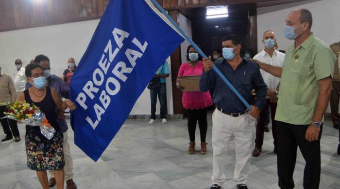Durante la ceremonia efectuada en el Salón de los Vitrales de la Plaza de la Revolución Antonio Maceo, en esta ciudad, se otorgó la orden Lázaro Peña de primer grado a Zoe Lemus, del Sindicato de la Salud, y la de segundo grado a Leoman Martínez, de las Comunicaciones, la Informática y la Electrónica
