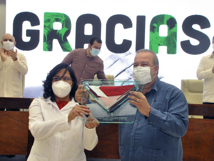 El Primer Ministro recibió la bandera cubana que acompañó a los colaboradores