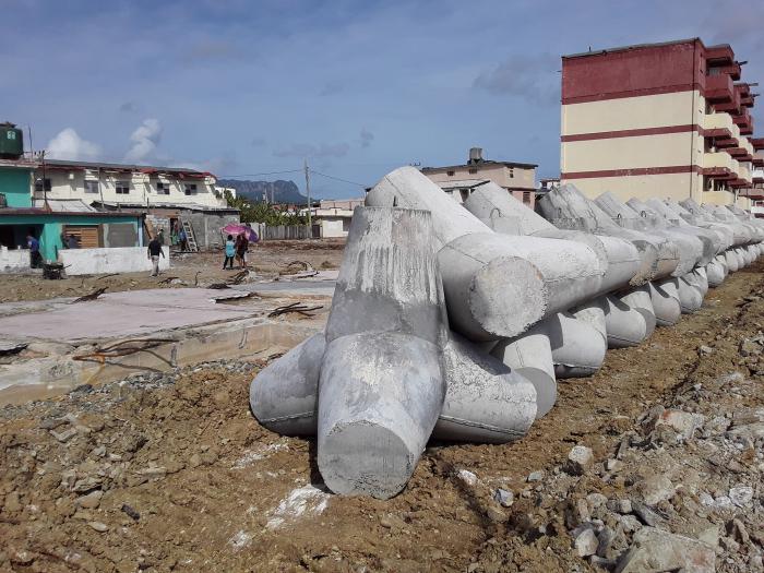 Yaquis de hormigón fundidos a alta presión, y con diámetro de tres metros, parecen un buen paliativo, pero la solución definitiva es el muro, aclaró el Intendente de Baracoa. Foto: ACN