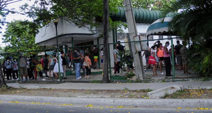 Población cubana revasando el COVID-19, esquina de Vento y Santa catalina, Cerro