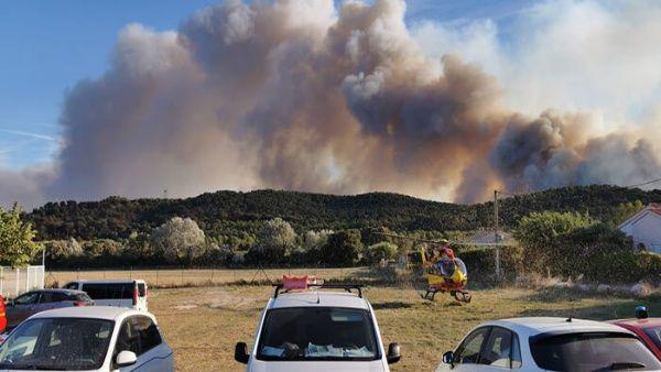 Alrededor de 14 bomberos han resultado intoxicados en las operaciones para controlar el fuego