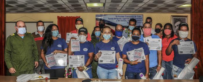 Jóvenes por la vida,transportistas al servicio del pueblo.Once jóvenes pertenecientes a la brigada de apoyo a la transportacion en el cerro fueron reconocidos por la labor realizda.
