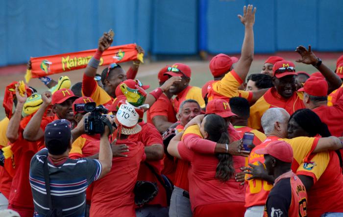 Serie 59 Beisbol Final Mtaz vs CamG. 6to partido Gana matanzas 11 x 2 y gana el campeonato. Noelvis Entenza lanzador Ganador, Jonder Matinez, lanzador relevo.