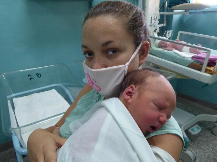 Elena de Las Mercedes y su pequeño Amauris Manuel
