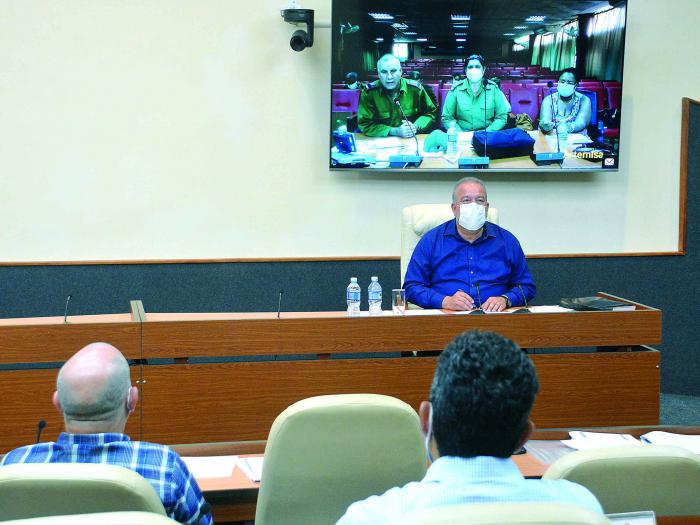 El primer ministro, Manuel Marrero Cruz, insistió en la necesidad de que la población de La Habana y Artemisa actúe con disciplina, mantenga el aislamiento físico y el uso obligatorio del nasobuco, así como cumpla con estricto rigor todas las medidas sanitarias. Foto: Estudios Revolución 