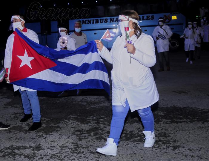 Recibimiento de la brigada médica cubana pertenecientes al contingente Henrry Reeve que combatieron la COVID-19 en Kuwait, desarrollado en el aeropuerto José Martí, Boyeros.