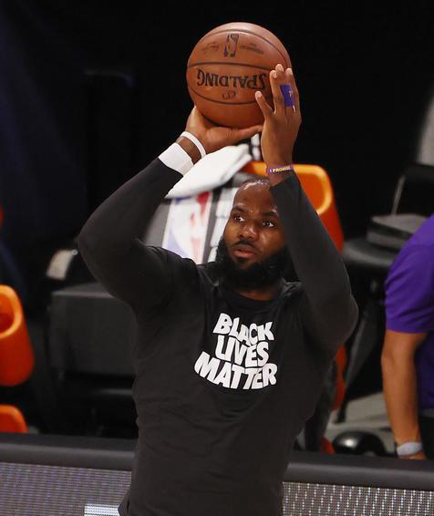 epa08575645 Los Angeles Lakers player LeBron James warms up before playing the Los Angeles Clippers at the ESPN Wide World of Sports complex restarting the NBA season in Kissimmee, Florida, USA, 30 July 2020. The NBA season is resuming with 22 teams playing all games at the Walt Disney World sports complex outside Orlando, Florida.  EPA/ERIK S. LESSER SHUTTERSTOCK OUT