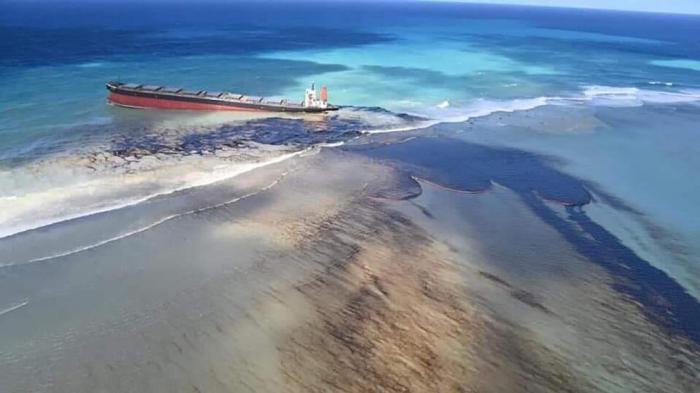En las desoladoras imágenes aéreas se aprecia una “marea negra” extendiéndose sobre las cristalinas aguas de Mauricio